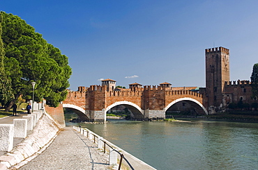 Ponte Scaligero or Castelvecchio Bridge over the Adige River, Castelvecchio, Verona, Veneto, Italy, Europe