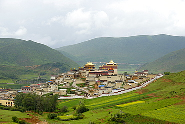 Tibetan Buddhist, monastery with walls, temples, hilly landscape, Monastery Ganden Sumtseling Gompa, Zhongdian, Shangri-La, Yunnan Province, People's Republic of China, Asia