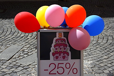 - 25% sale, advertising with balloons