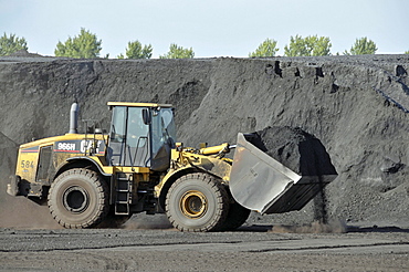 Front loader on coal island, inland port in Duisburg, North Rhine-Westphalia, Germany, Europe