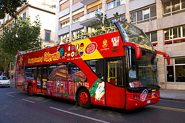 Sightseeing bus, tourist bus, traffic, palm trees, Palermo, Sicily, Italy, Europe