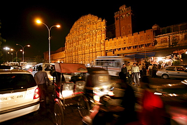 Nightly road scene in front of the Hawa Mahal, the Palace of Winds in Jaipur, Rajasthan, India