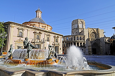 Fountain, Basilica of Virgen de los Desamparados, Catedral de Santa Maria Cathedral, Plaza de la Virgen Square, Valencia, Spain, Europe