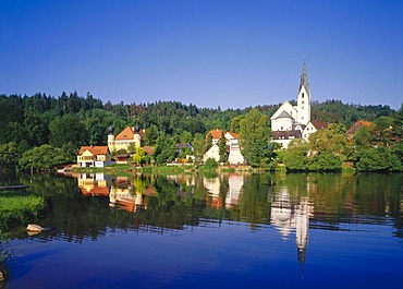 Castle and parish church Saint Laurentius, Ramspau on the river Regen, Upper Palatinate, Bavaria, Germany, Europe