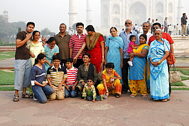 Family outing, family photo at the Taj Mahal, Agra, Rajasthan, northern India, Asia