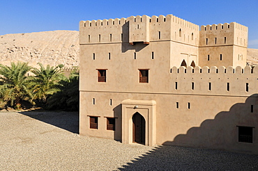 Historic adobe fortification Ibri Fort or Castle, Hajar al Gharbi Mountains, Al Dhahirah Region, Sultanate of Oman, Arabia, Middle East