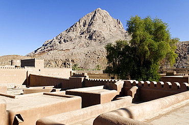 Historic adobe fortification Yanqul Fort or Castle, Hajar al Gharbi Mountains, Al Dhahirah region, Sultanate of Oman, Arabia, Middle East