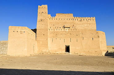 Historic adobe fortification of the Al Hamoda Sheiks, Jaalan Bani Bu Ali Fort or Castle, Sharqiya Region, Sultanate of Oman, Arabia, Middle East