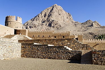 Historic adobe fortification Yanqul Fort or Castle, Hajar al Gharbi Mountains, Al Dhahirah region, Sultanate of Oman, Arabia, Middle East