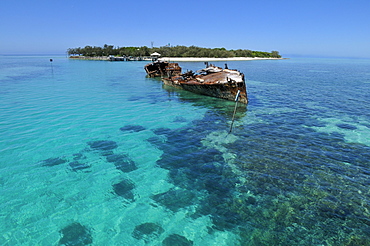 Shipwreck in front of Heron Island, Capricornia Cays National Park, Great Barrier Reef, Queensland, Australia