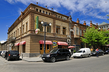 Shops in the old town of Yerevan, Jerewan, Armenia, Asia