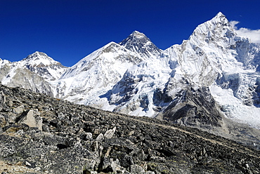 View towards Mount Everest, 8850m, and Nuptse peak, 7861m, Sagarmatha National Park, UNESCO World Heritage Site, Khumbu, Himalaya, Nepal, Asia