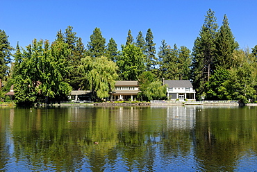 Waterfront property on Deschutes River, Bend, Cascade Range, Oregon, USA