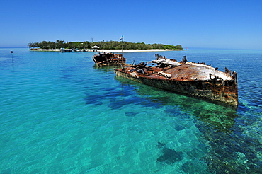 Shipwreck in front of Heron Island, Capricornia Cays National Park, Great Barrier Reef, Queensland, Australia