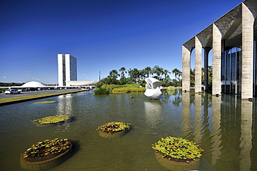 Congresso Nacional Congress building, left, and Itamaraty Palace, the Ministry of Foreign Affairs, right, designed by the architect Oscar Niemeyer, Brasilia, Distrito Federal, Brazil, South America