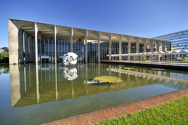 Itamaraty Palace, the Ministry of Foreign Affairs, designed by the architect Oscar Niemeyer, Brasilia, Distrito Federal, Brazil, South America