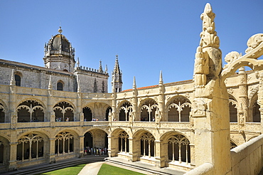 Two-storeyed cloister in the enclosure, Claustro, of the Hieronymites Monastery, Mosteiro dos Jeronimos, UNESCO World Heritage Site, Manueline style, Portuguese late-Gothic, Belem, Lisbon, Portugal, Europe