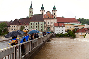 Onlookers, Enns floodwater in Steyr, Upper Austria, Austria, Europe