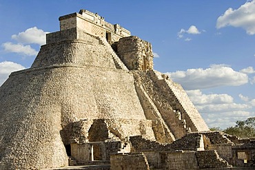 Uxmal, UNESCO World Heritage Site, Adivino pyramid or Pyramid of the Magician, Yucatan, Mexico