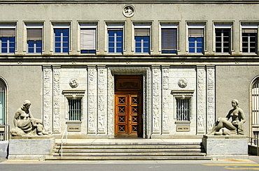 Two female sculptures by Luc Jaggi, symbolizing Peace on the right and Justice on the left, in front of the main entrance to the Centre William Rappard, headquarters of the World Trade Organization, WTO, Geneva, Switzerland, Europe