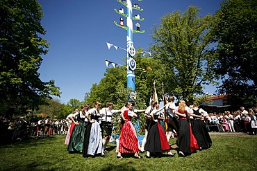 Maitanz-dance around the maypole, Wolfratshausen, Upper Bavaria, Bavaria, Germany