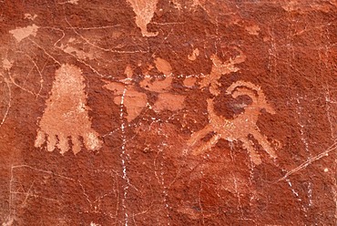 Historic stone etchings, petroglyphes, about 4000 years old, Atlatl Rock, Valley of Fire State Park, Nevada, USA