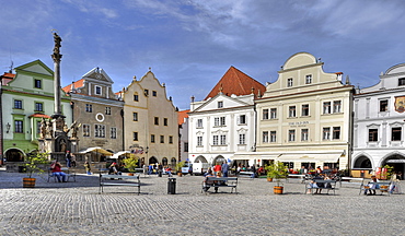 Historic old town, market square with Marian column, Cesky Krumlov, UNESCO World Heritage Site, Bohemia, Czech Republic, Europe