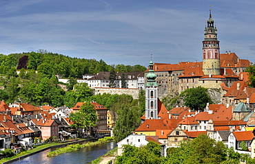 View of the historic town and Vltava river, with St. Jodokus tower and tower of Cesky Krumlov castle, Cesky Krumau, UNESCO World Heritage Site, Bohemia, Czech Republic, Europe