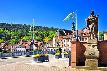 Stadtbruecke city bridge with Sankt Jakobskirche St. James church, Gernsbach, Murgtal, Black Forest, Baden-Wuerttemberg, Germany, Europe