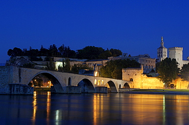 Saint Benezet bridge, Papal Palace, Palais des Papes, and Notre Dame des Doms Cathedral at dusk, Avignon, Vaucluse, Provence-Alpes-Cote d'Azur, Rhone valley, Provence, France, Europe