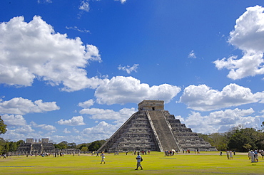 Pyramid of Kukulkan, The Castle, Mayan ruins of Chichen Itza, Mayan Riviera, Yucatan Peninsula, Mexico