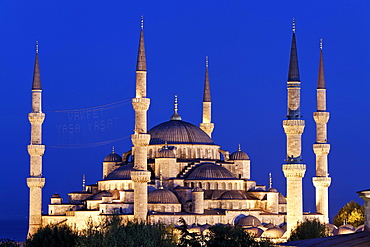 Illuminated Blue Mosque, Sultan Ahmet Camii, Sultanahmet, Istanbul, Turkey