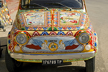 Fiat 500 decorative paint art auto, Marinella, Sicily, Italy