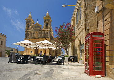 Street cafe with the cathedral in San Lawrenz on the island of Gozo, Malta, Europe