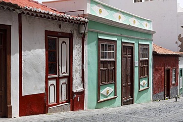 Old little houses on Calle Mendez Cabezola, historic town of Santa Cruz de la Palma, La Palma, Canary Islands, Spain