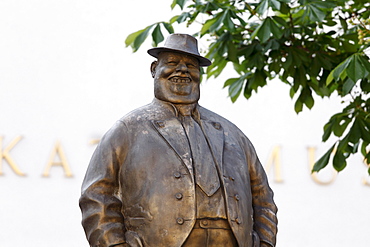 Bronze sculpture by Manfred Deix in front of the Karikaturmuseum caricature museum, art mile in Krems, Wachau region, Lower Austria, Austria, Europe