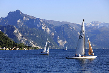 Traunsee lake with mount Traunstein, view from Gmunden, Salzkammergut, Upper Austria, Austria, Europe