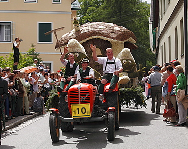 Convoy with figures from daffodils, Narzissenfest Narcissus Festival in Bad Aussee, Ausseer Land, Salzkammergut area, Styria, Austria, Europe