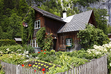 Traditional wooden house in Goessl on Lake Grundlsee, Ausseer Land, Salzkammergut area, Styria, Austria, Europe