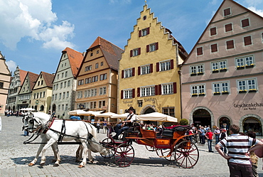 Marketplace with horse-drawn vehicle for tourists, Rothenburg ob der Tauber, Bavaria, Germany, Europe