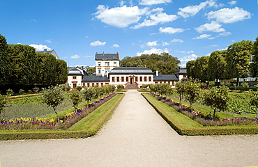 Prettlack'sches Gartenhaus garden house, Prinz-Georg-Garten garden, in the back the St. Elizabeth church, Darmstadt, Hesse, Germany, Europe