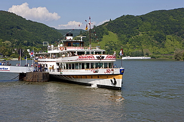 The Rheinallee street in Boppard with moorings for boats, Boppard, Rhein-Hunsrueck-Kreis district, Rhineland-Palatinate, Germany, Europe