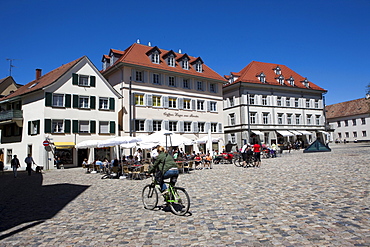 The Muensterplatz cathedral square with street cafes, Konstanz, Lake Constance, Baden-Wuerttemberg, Germany, Europe