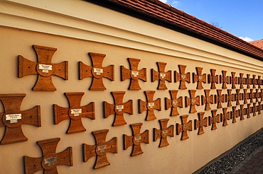 Memorial crosses of fallen soldiers in the Second World War on a wall, Buehl, Upper Franconia, Bavaria, Germany, Europe