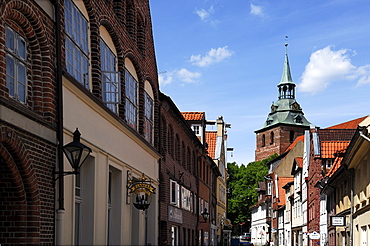 Street with old gabled houses, in the back the St. Michaelis church, Lueneburg, Lower Saxony, Germany, Europe