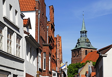 Old gabled houses, St Michaeliskirche Church, in the back, brick Gothic, 1412, Lueneburg, Lower Saxony, Germany, Europe