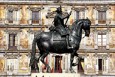 Equestrian statue of Philip II, Felipe II, on the Renaissance square of Plaza Mayor, Madrid, Spain, Europe