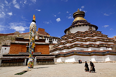 Gyantse Kumbum, walk-in mandala, and Pelkor Choede monastery with Tibetan pilgrims, elderly women, Gyantse, Tibet, China, Asia