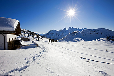 Snow-covered mountain lodge on the Plaetzwiese high plateau, view towards Monte Cristallo, Dolomites, South Tyrol, Italy, Europe