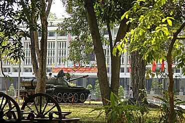 Tank from the Vietnam war in front of the Reunification Palace in Ho Chi Minh City, Saigon, Vietnam, Asia